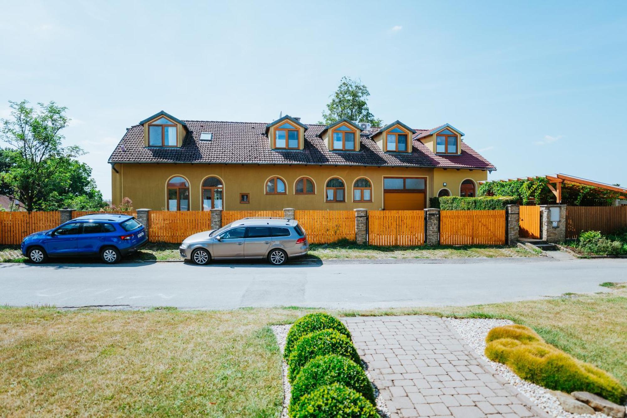 Penzion U Malera Hroznova Lhota Bagian luar foto
